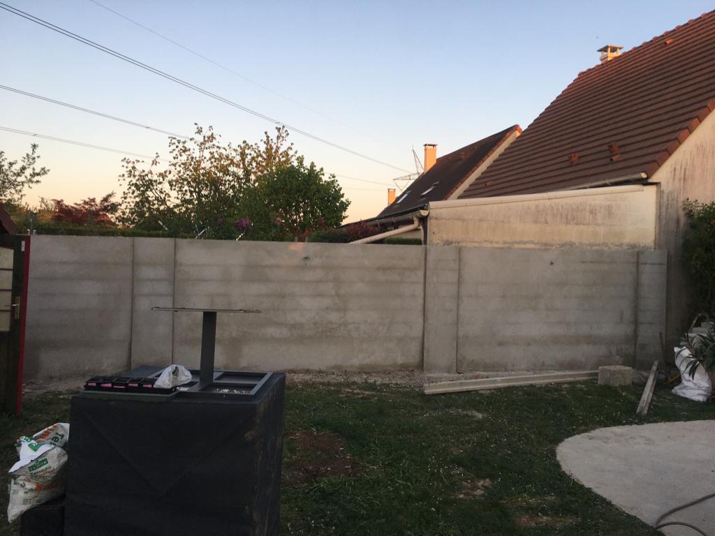 Montage d’un mur de clôture 1,80m sur 50m linéaire après fondation avec finition enduit ciment taloc
